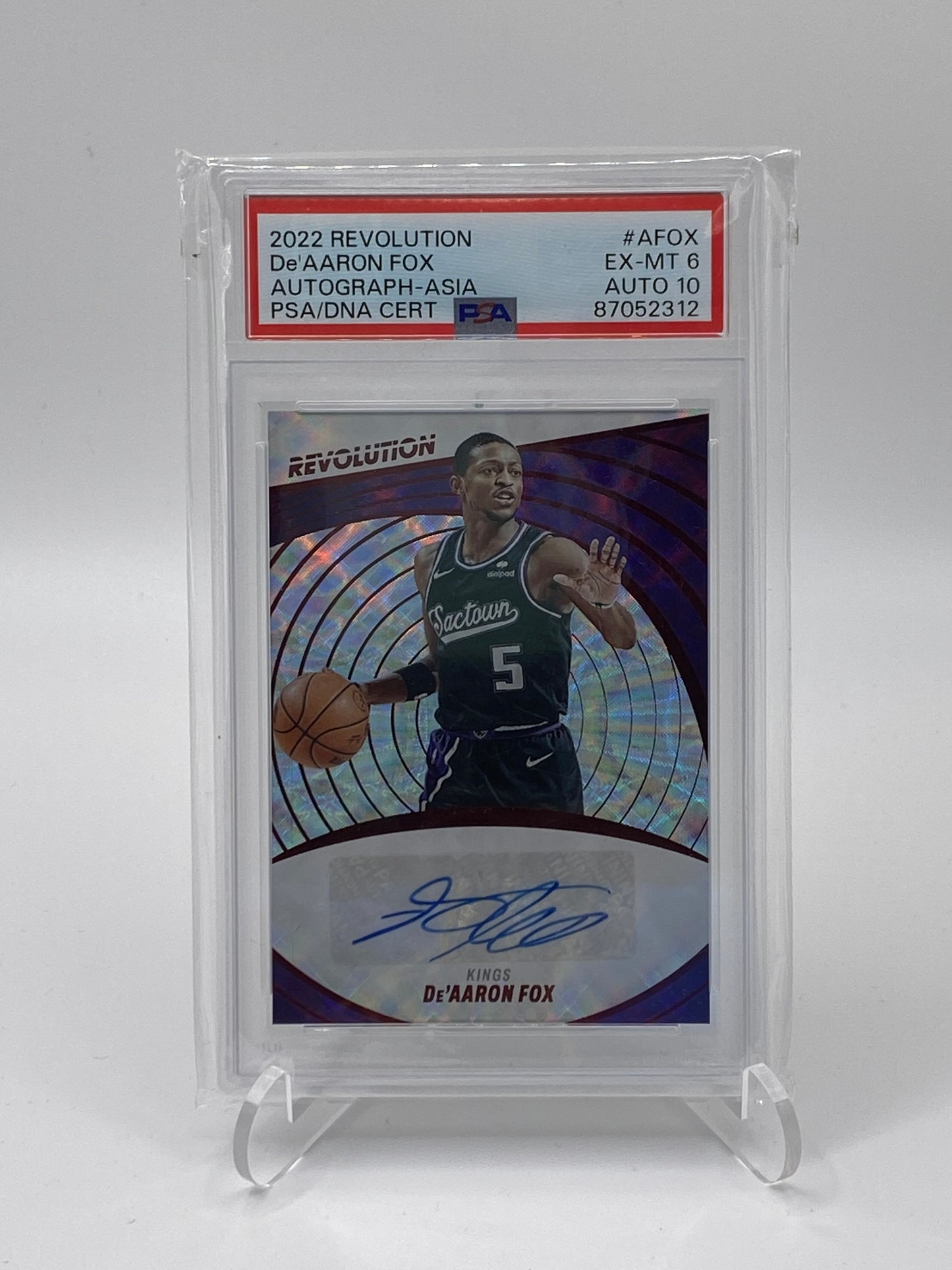 De’Aaron Fox Autogramm - 2022-23 Revolution Basketball #A-FOX - PSA 6 / AUTO 10